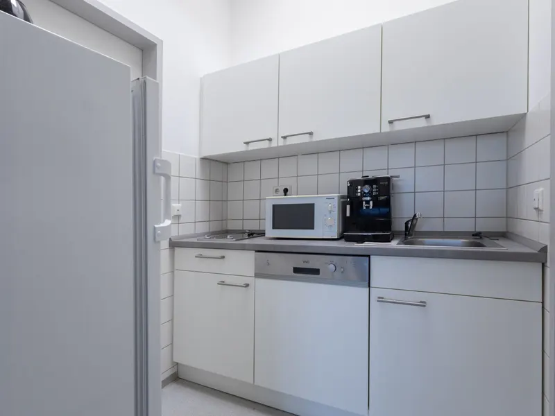 Großzügige Halle mit Büro in Autobahnnähe