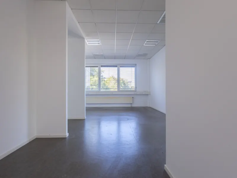 Großzügige Halle mit Büro in Autobahnnähe