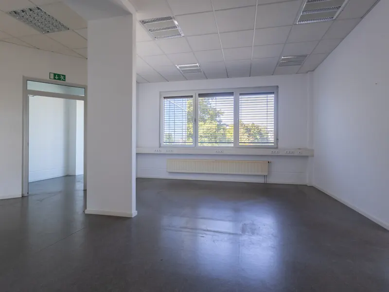 Großzügige Halle mit Büro in Autobahnnähe