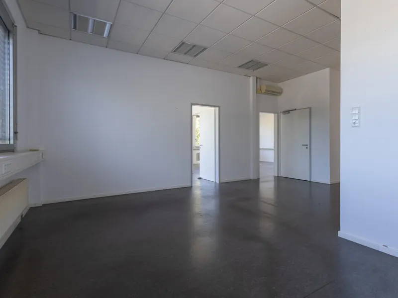 Großzügige Halle mit Büro in Autobahnnähe