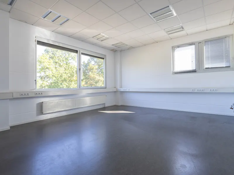 Großzügige Halle mit Büro in Autobahnnähe