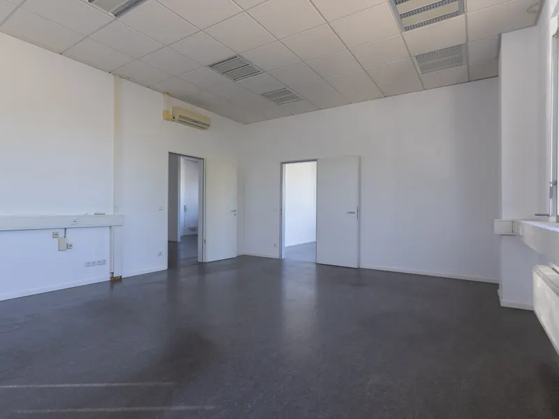 Großzügige Halle mit Büro in Autobahnnähe