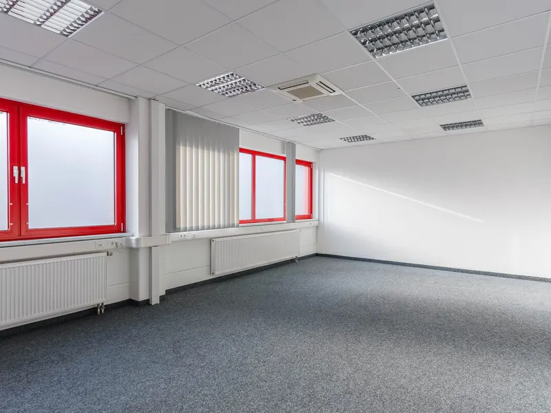 Helle Büroräume mit guter Anbindung an die A9