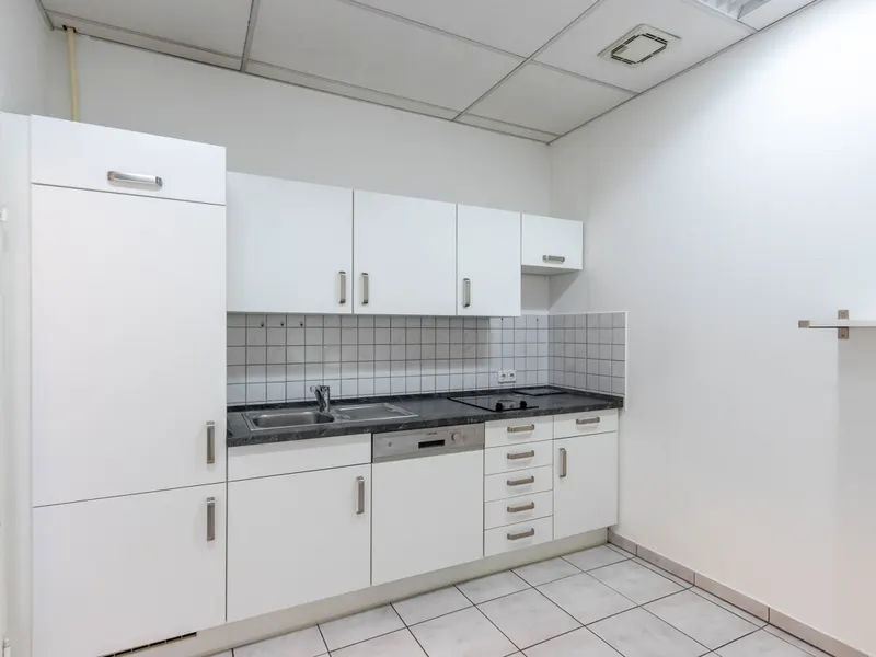 Helle Büroräume mit guter Anbindung an die A9