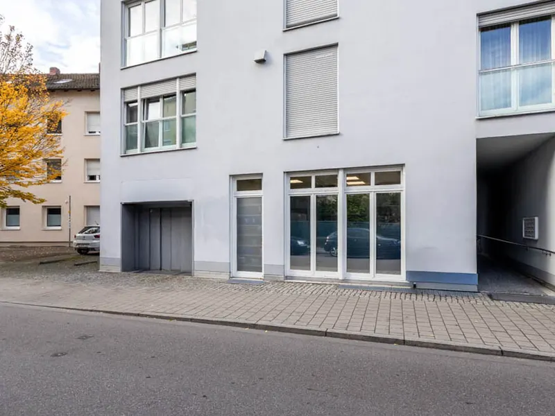 Rarität in der Innenstadt: Erdgeschossfläche mit Garten und Tiefgaragenstellplätzen