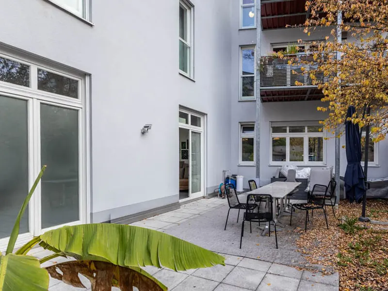 Rarität in der Innenstadt: Erdgeschossfläche mit Garten und Tiefgaragenstellplätzen