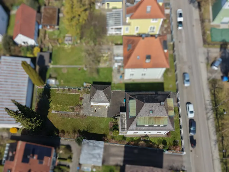 Dreifamilienhaus mit Hinterliegergrundstück in Ingolstadt-Süd