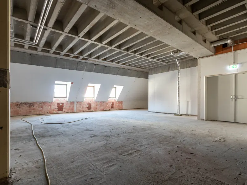 Dachgeschoss-Lager mit viel Platz – 500 m² in Top-Lage
