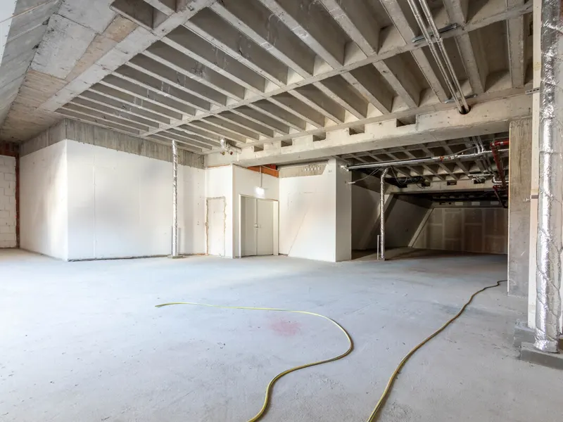 Dachgeschoss-Lager mit viel Platz – 500 m² in Top-Lage