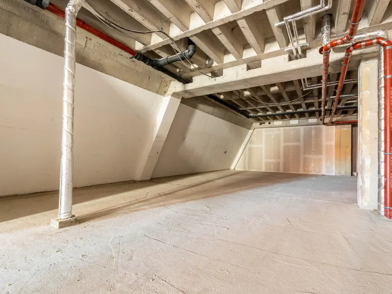Dachgeschoss-Lager mit viel Platz – 500 m² in Top-Lage
