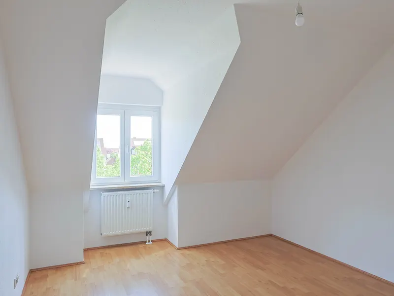 Lichtdurchflutete 3-Zimmer-Wohnung mit ausgebautem Dachboden