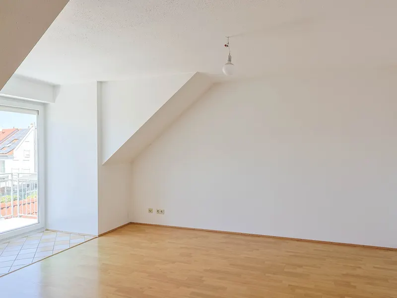 Lichtdurchflutete 3-Zimmer-Wohnung mit ausgebautem Dachboden
