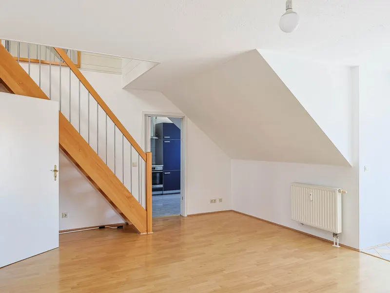 Lichtdurchflutete 3-Zimmer-Wohnung mit ausgebautem Dachboden