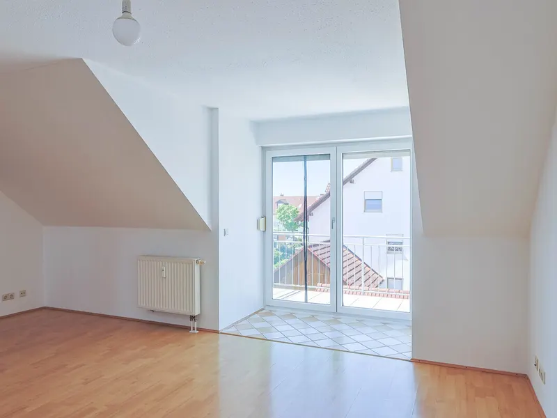 Lichtdurchflutete 3-Zimmer-Wohnung mit ausgebautem Dachboden