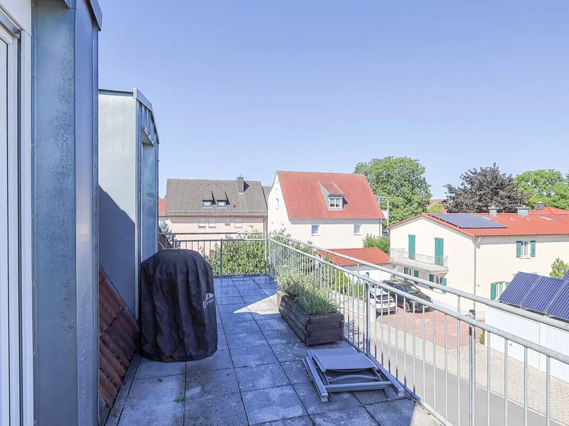 Zweifacher Balkon, viel Licht, viel Platz: Attraktive 3-Zimmer-Dachgeschosswohnung