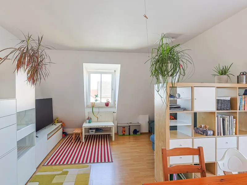 Zweifacher Balkon, viel Licht, viel Platz: Attraktive 3-Zimmer-Dachgeschosswohnung