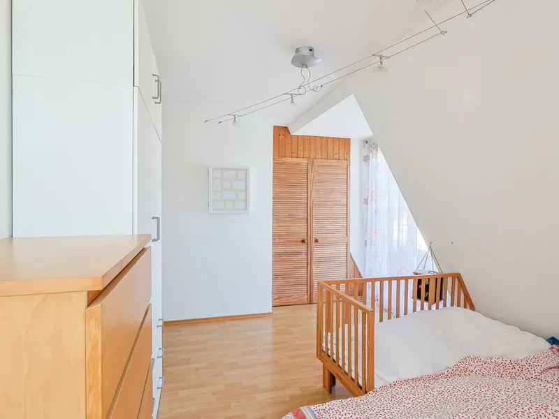 Zweifacher Balkon, viel Licht, viel Platz: Attraktive 3-Zimmer-Dachgeschosswohnung