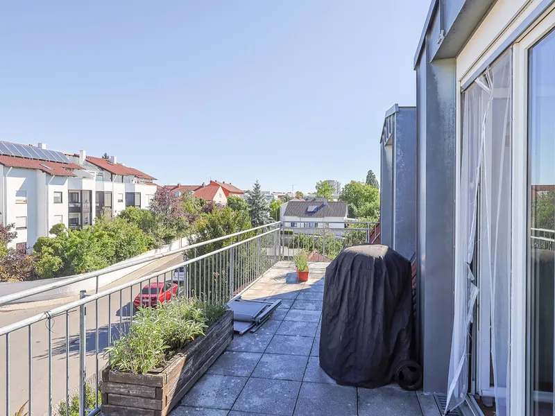 Zweifacher Balkon, viel Licht, viel Platz: Attraktive 3-Zimmer-Dachgeschosswohnung