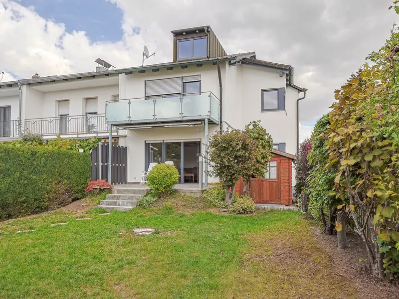 Viel Platz zum Wohlfühlen: Großzügiges Reiheneckhaus mit Garten und Doppelgarage
