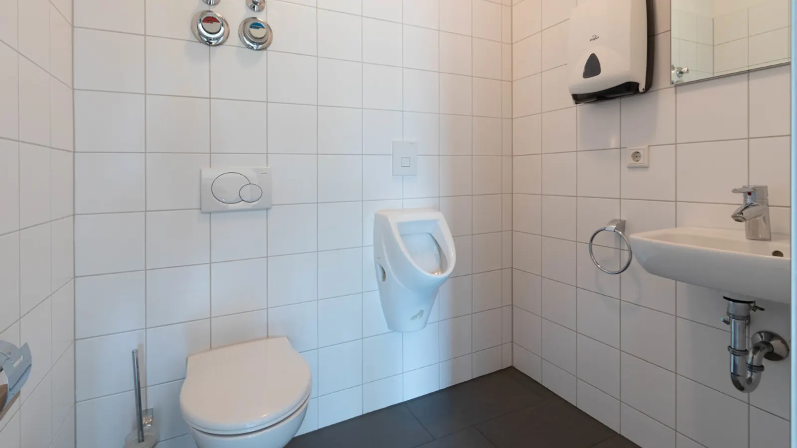 Helle Büroräume mit Einbauküche und Badezimmer - Bild 8