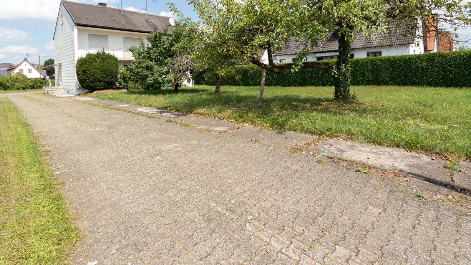 Bauplatz für bis zu vier Reihenhäuser - derzeit Grundstück mit Altbestand - Bild 1