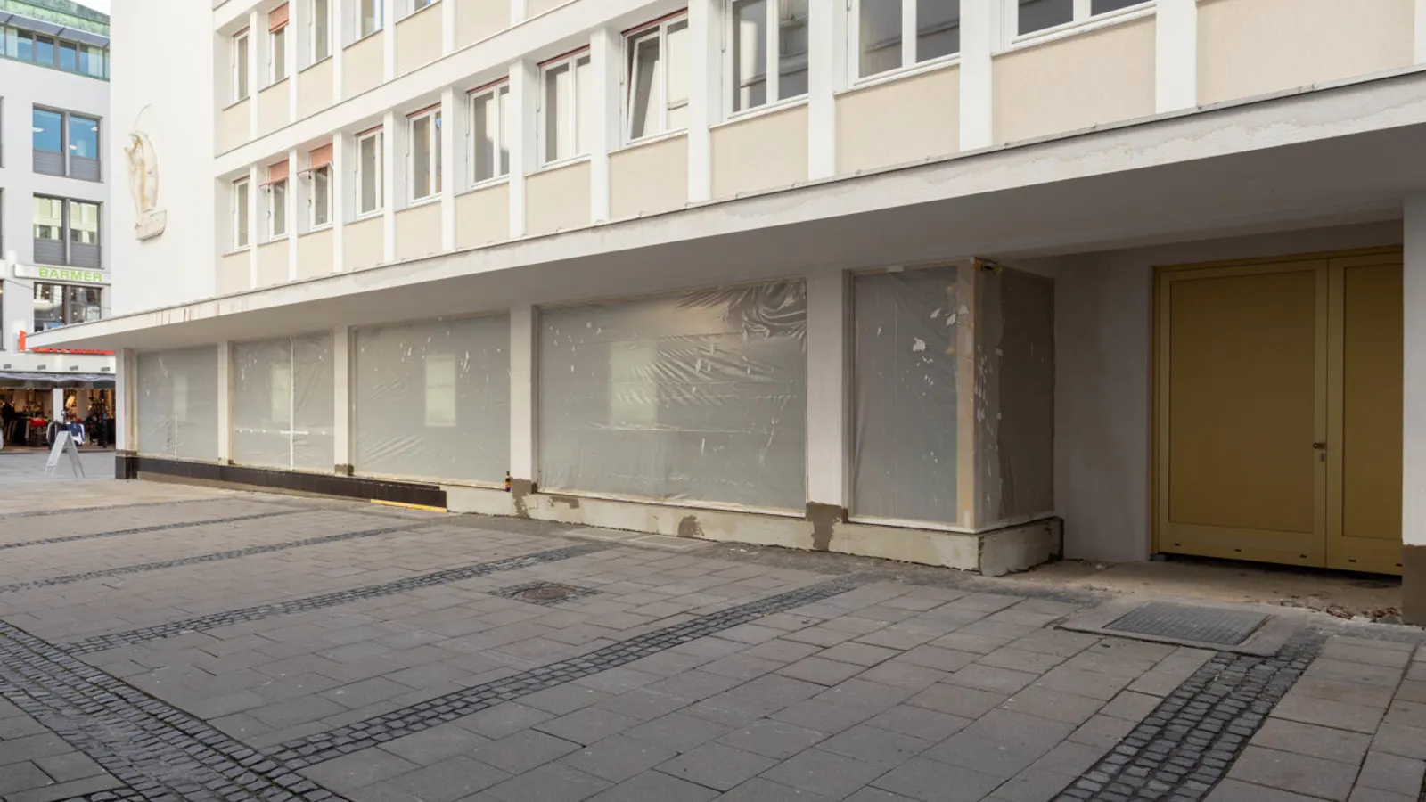 Ladenfläche mit großem Schaufenster in der Fußgängerzone - Bild 2