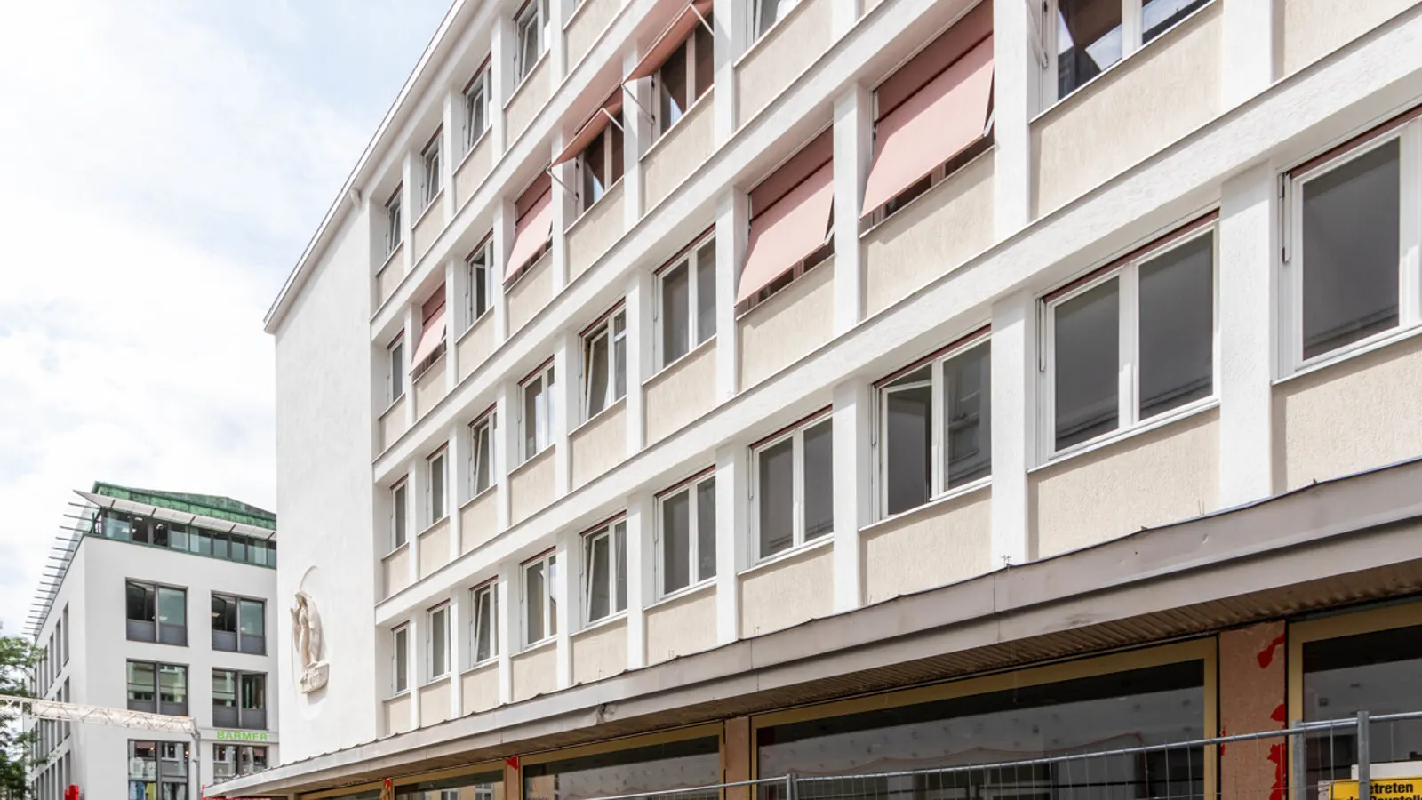 Ladenfläche mit großem Schaufenster in der Fußgängerzone - Bild 3