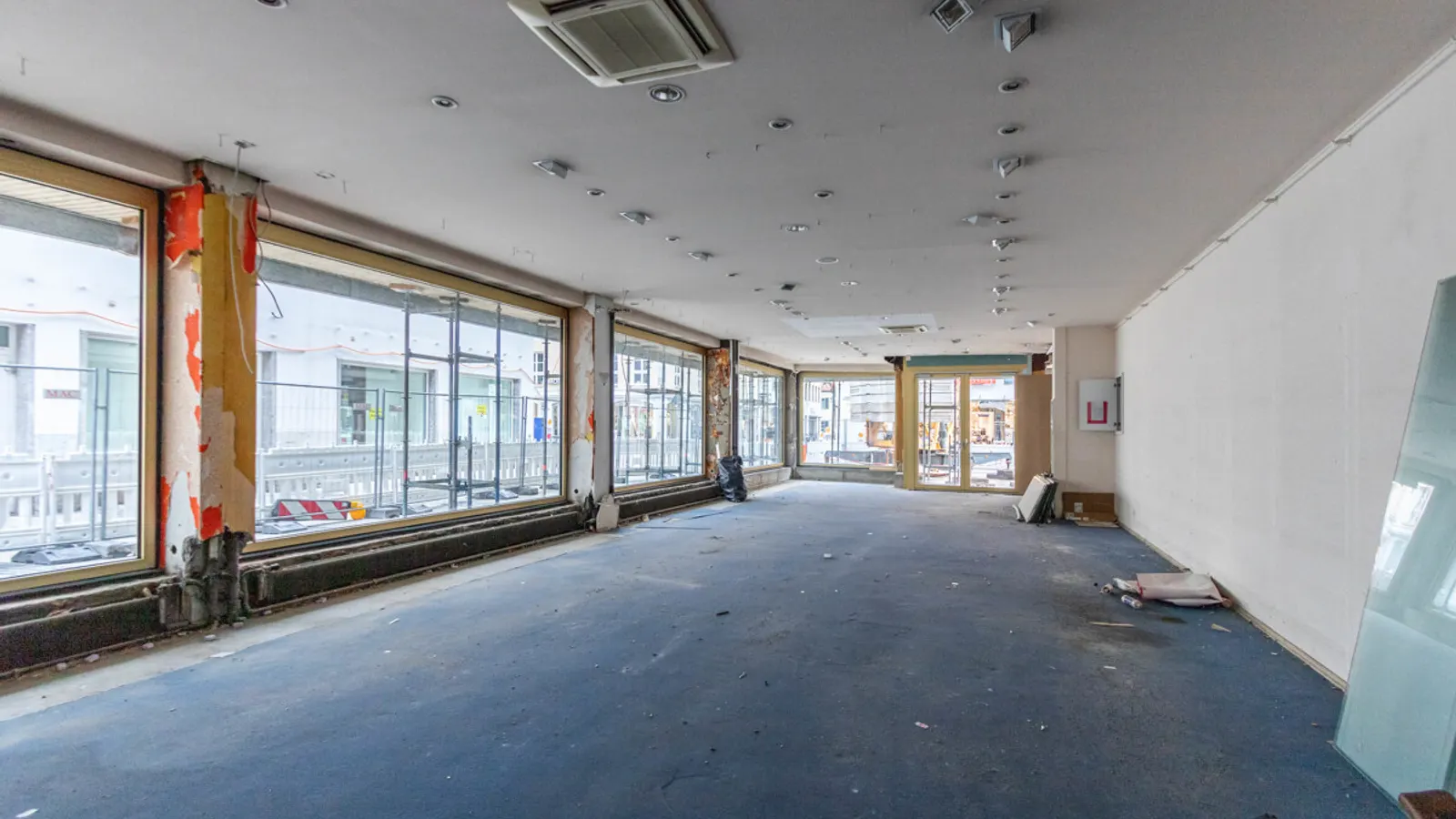 Ladenfläche mit großem Schaufenster in der Fußgängerzone - Bild 4