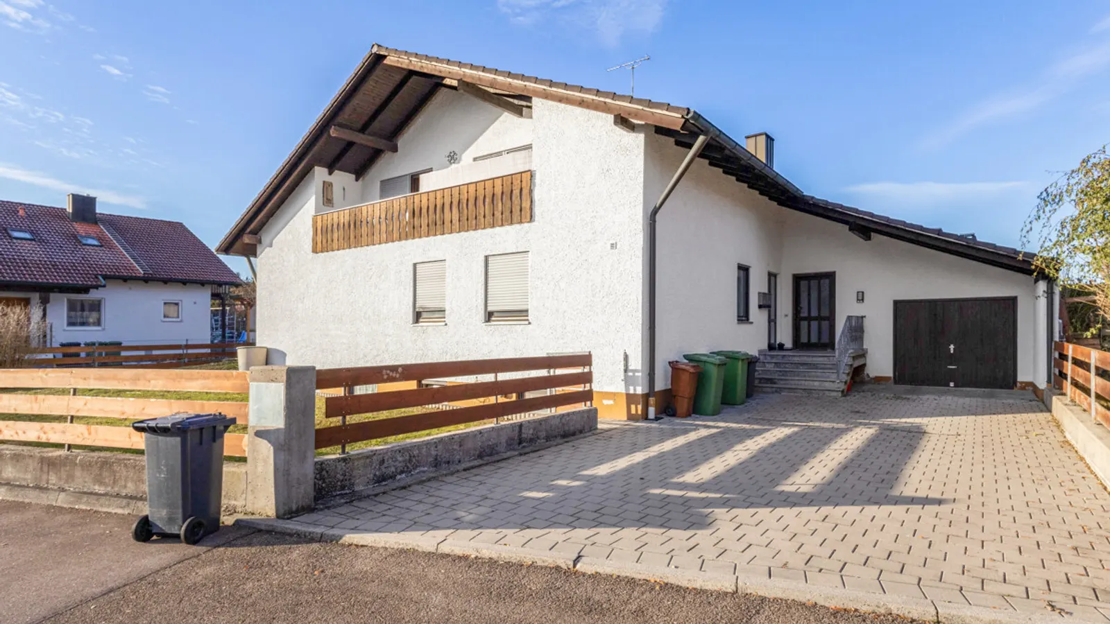 Viel Platz für Ihre Wohnideen: Großzügiges Zweifamilienhaus in Wettstetten - Bild 1