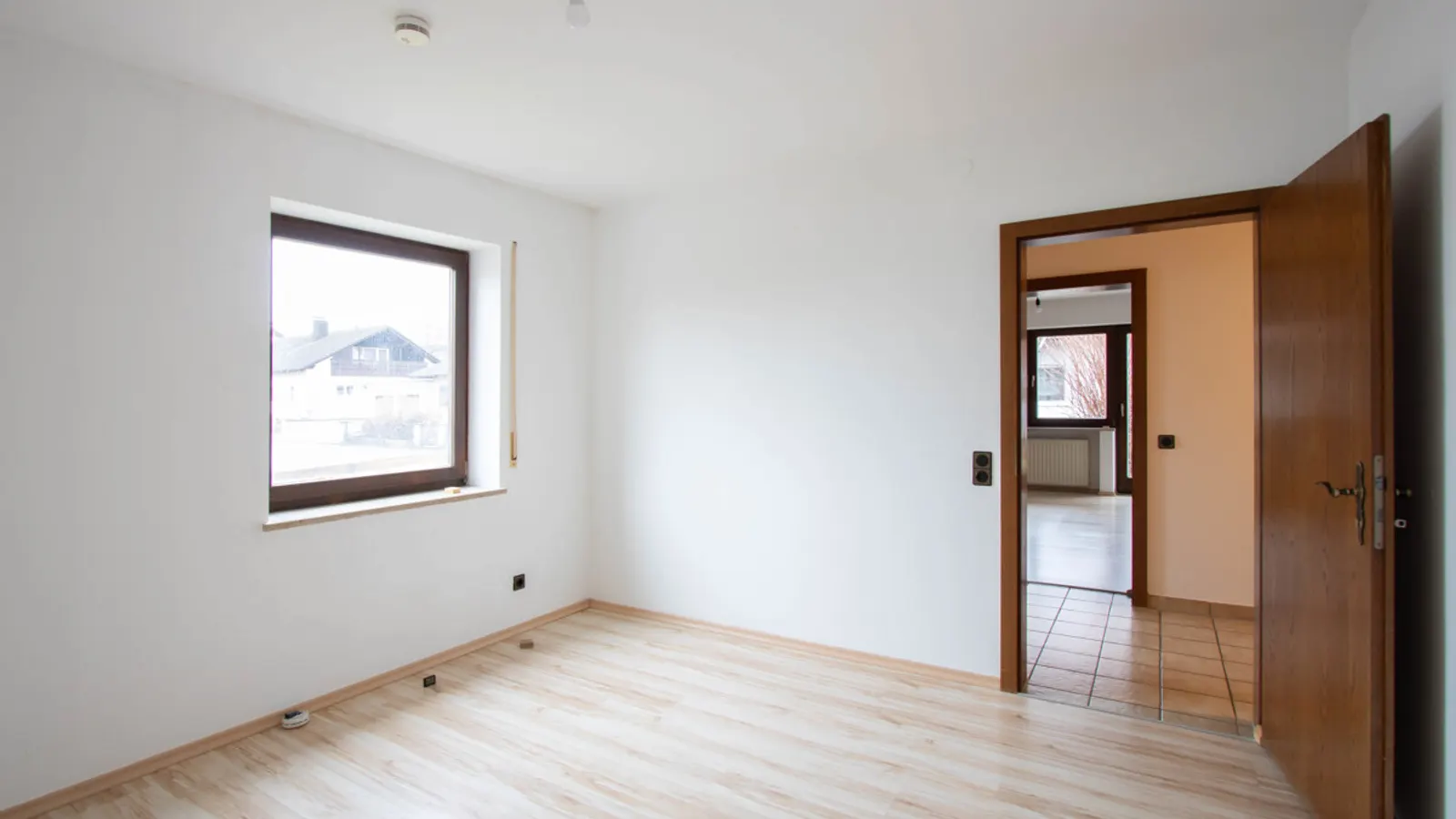 Viel Platz für Ihre Wohnideen: Großzügiges Zweifamilienhaus in Wettstetten - Bild 12