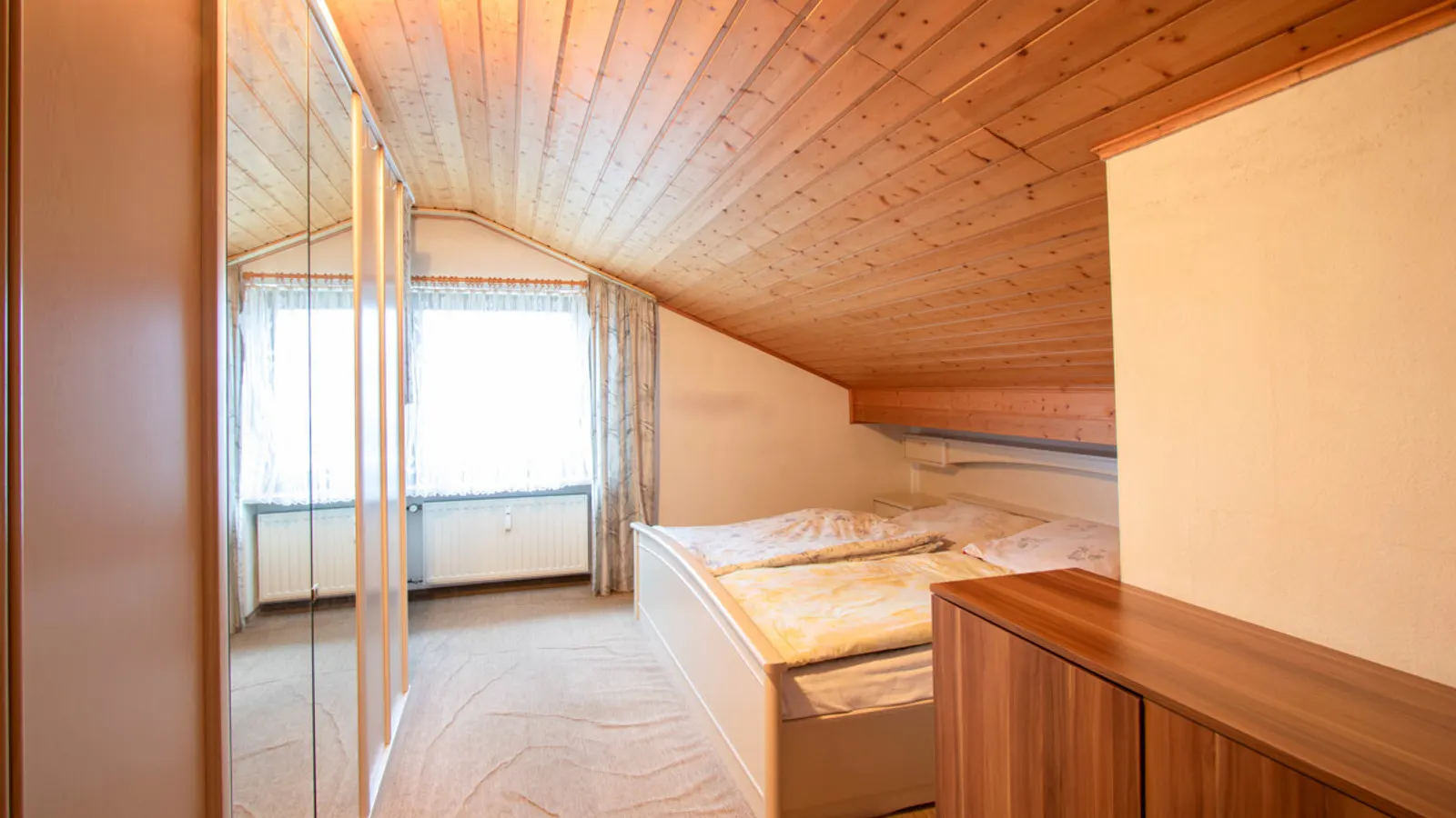 Viel Platz für Ihre Wohnideen: Großzügiges Zweifamilienhaus in Wettstetten - Bild 22