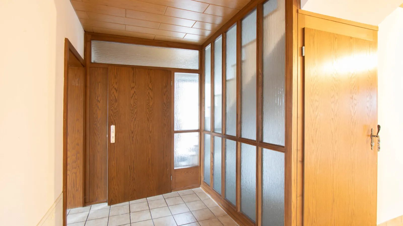 Viel Platz für Ihre Wohnideen: Großzügiges Zweifamilienhaus in Wettstetten - Bild 7