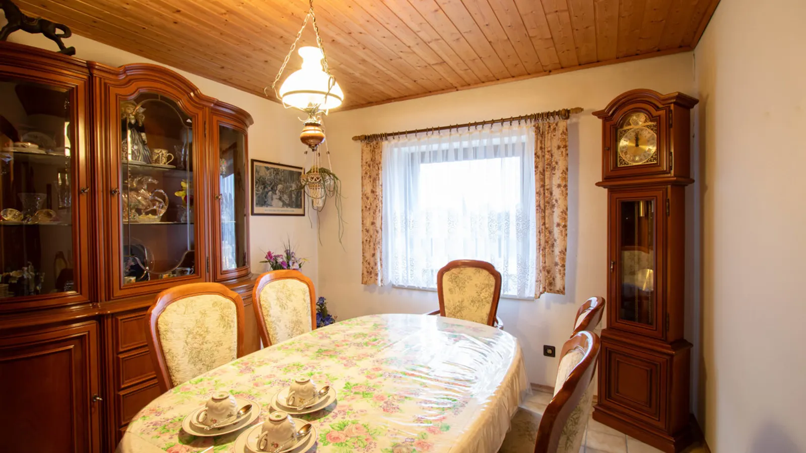 Viel Platz für Ihre Wohnideen: Großzügiges Zweifamilienhaus in Wettstetten - Bild 23