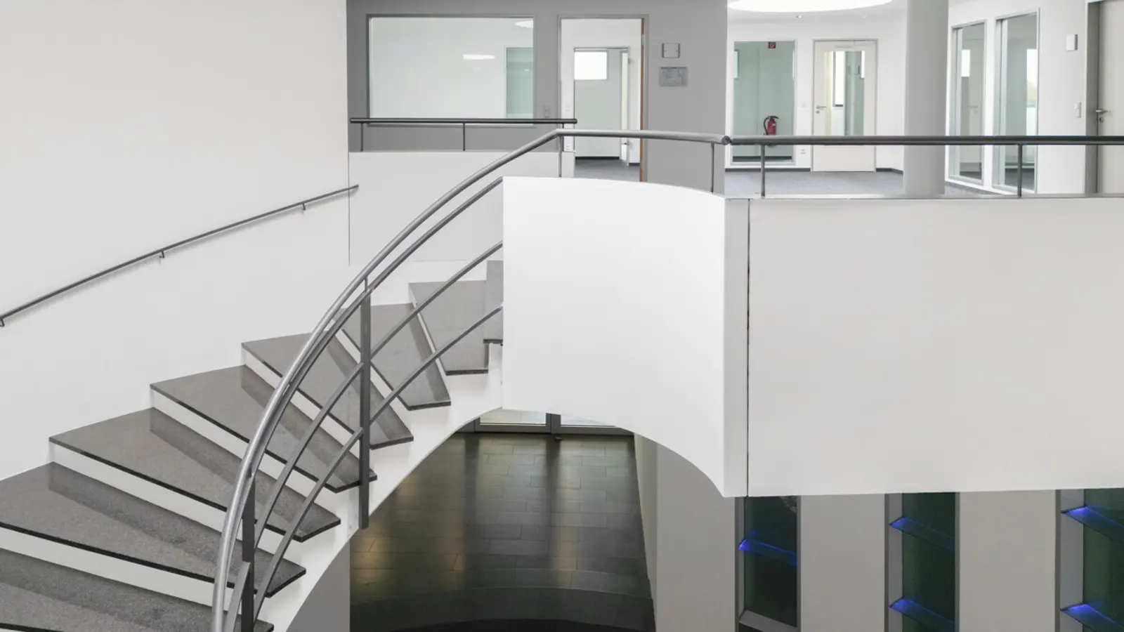 Weitläufige Gewerbefläche - Bürogebäude mit Werkstatt - Bild 17