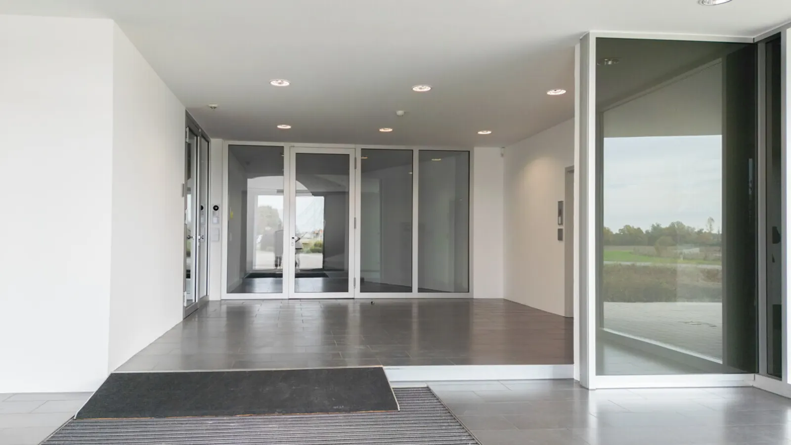 Weitläufige Gewerbefläche - Bürogebäude mit Werkstatt - Bild 6