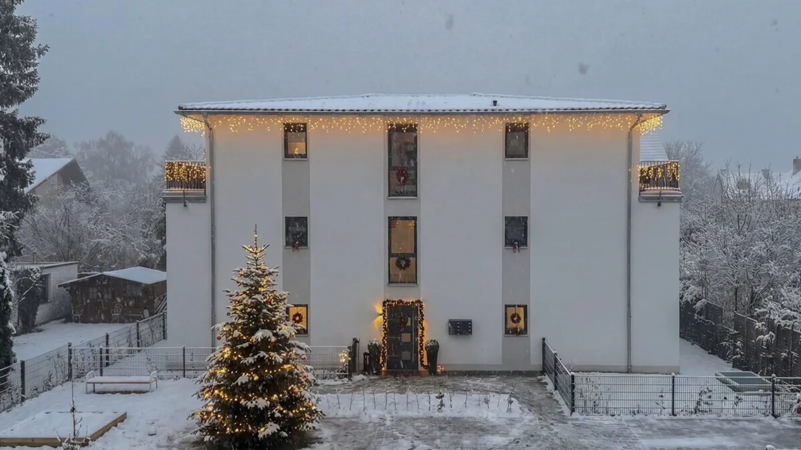 Sofort bezugsfreier Neubau: 3-Zimmer-Wohnung mit XXL-Balkon - Bild 1