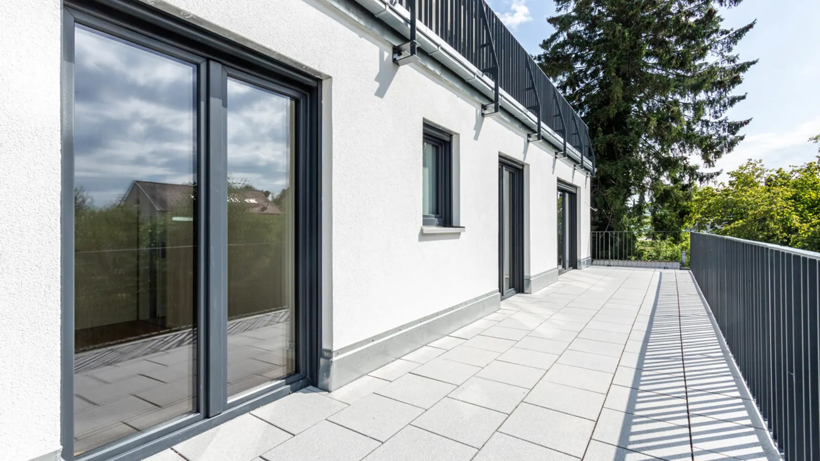 Sofort bezugsfreier Neubau: 3-Zimmer-Wohnung mit XXL-Balkon - Bild 2