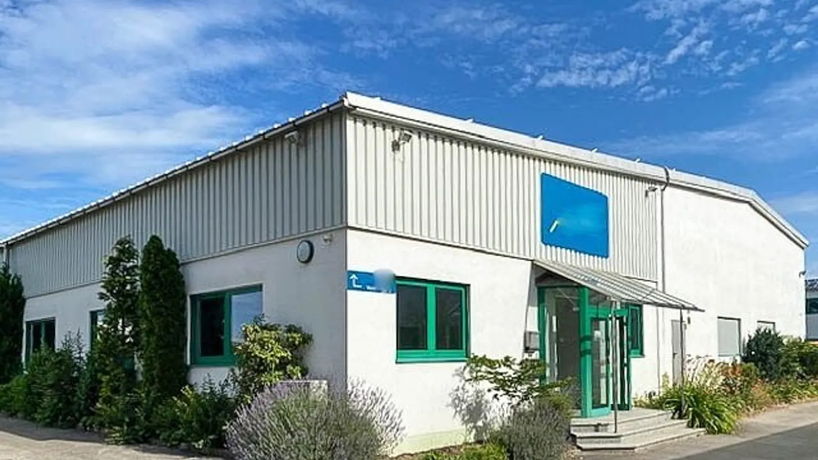 Moderne Bürofläche mit Halle - Bild 1