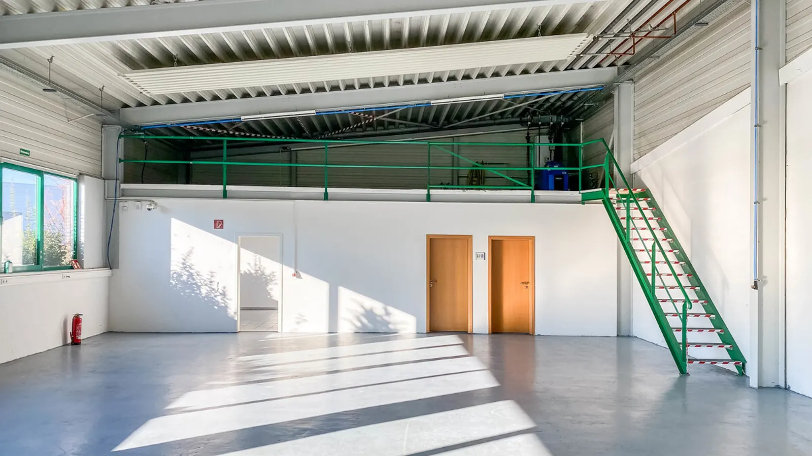 Moderne Bürofläche mit Halle - Bild 3