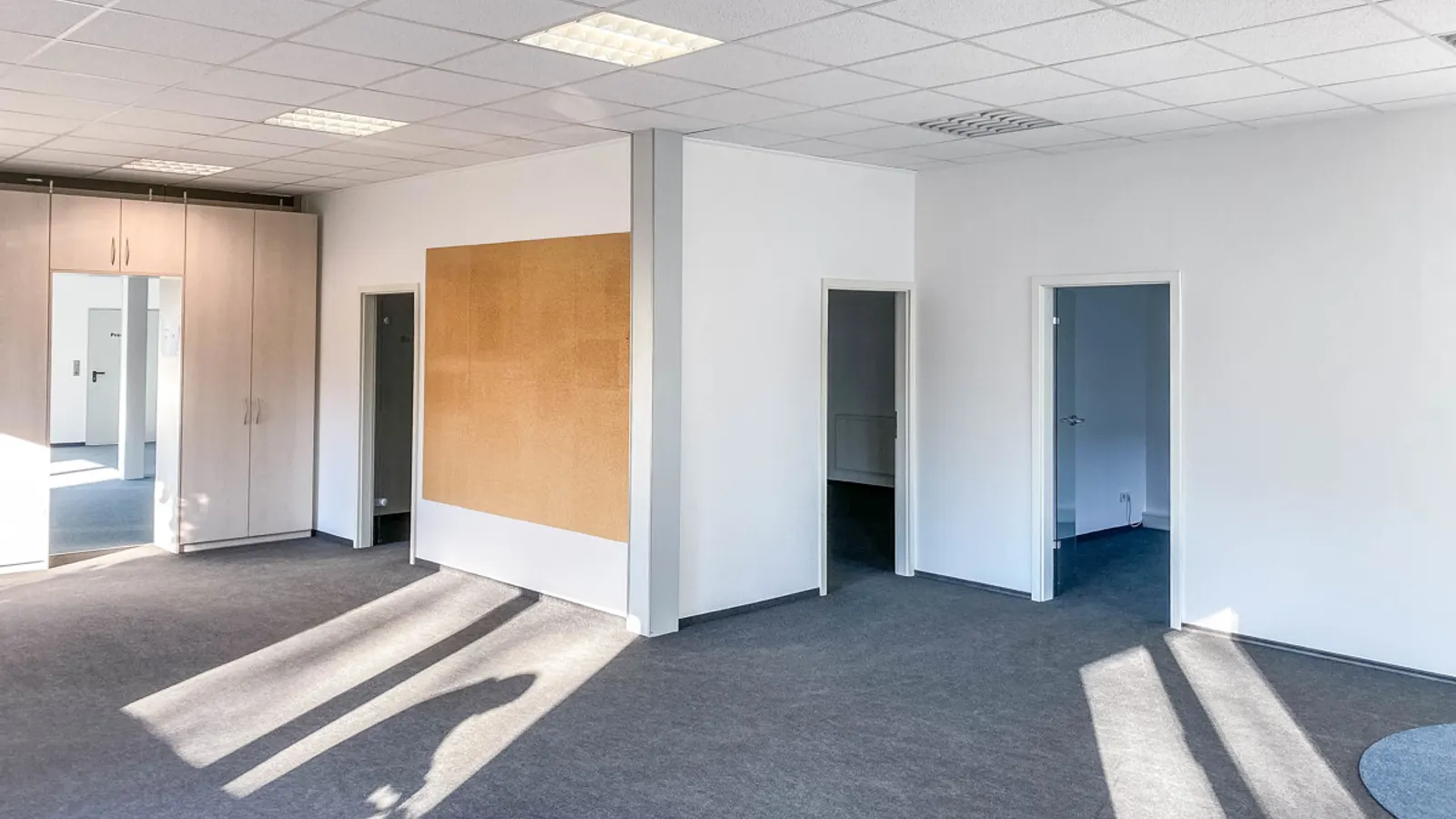 Moderne Bürofläche mit Halle - Bild 11