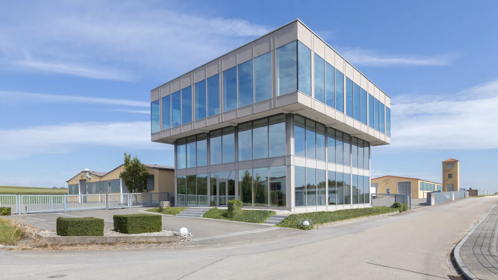 Ansprechendes Bürogebäude mit Halle in Nassenfels - Bild 3