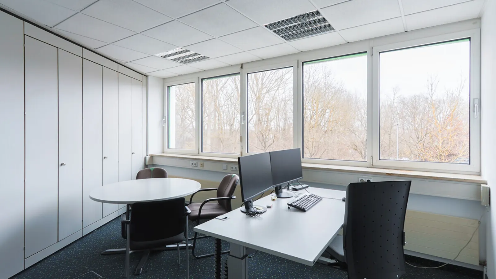 Großzügige Halle mit Showroom und Büro - Bild 21