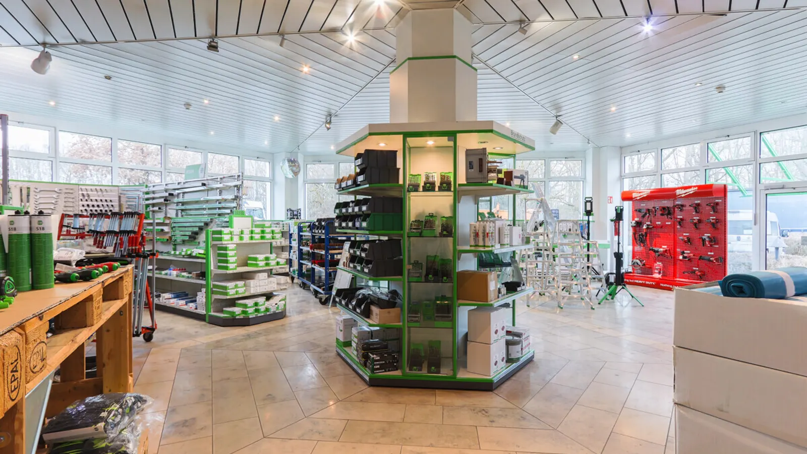 Großzügige Halle mit Showroom und Büro - Bild 15