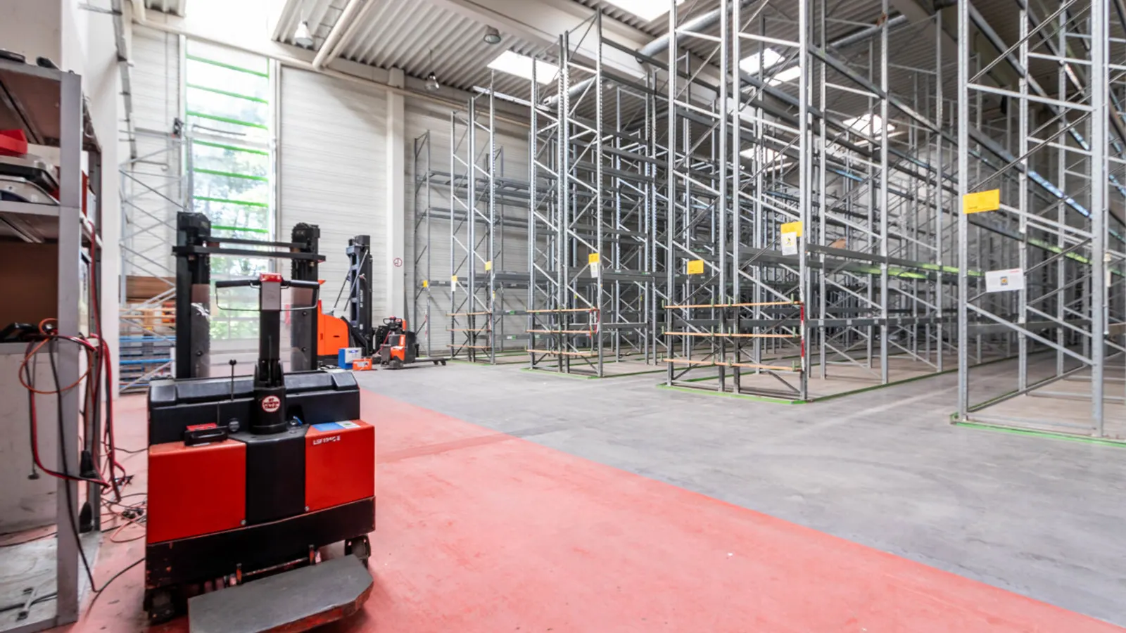 Großzügige Halle mit Showroom und Büro - Bild 5