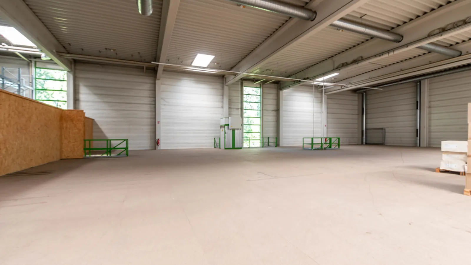 Großzügige Halle mit Showroom und Büro - Bild 9