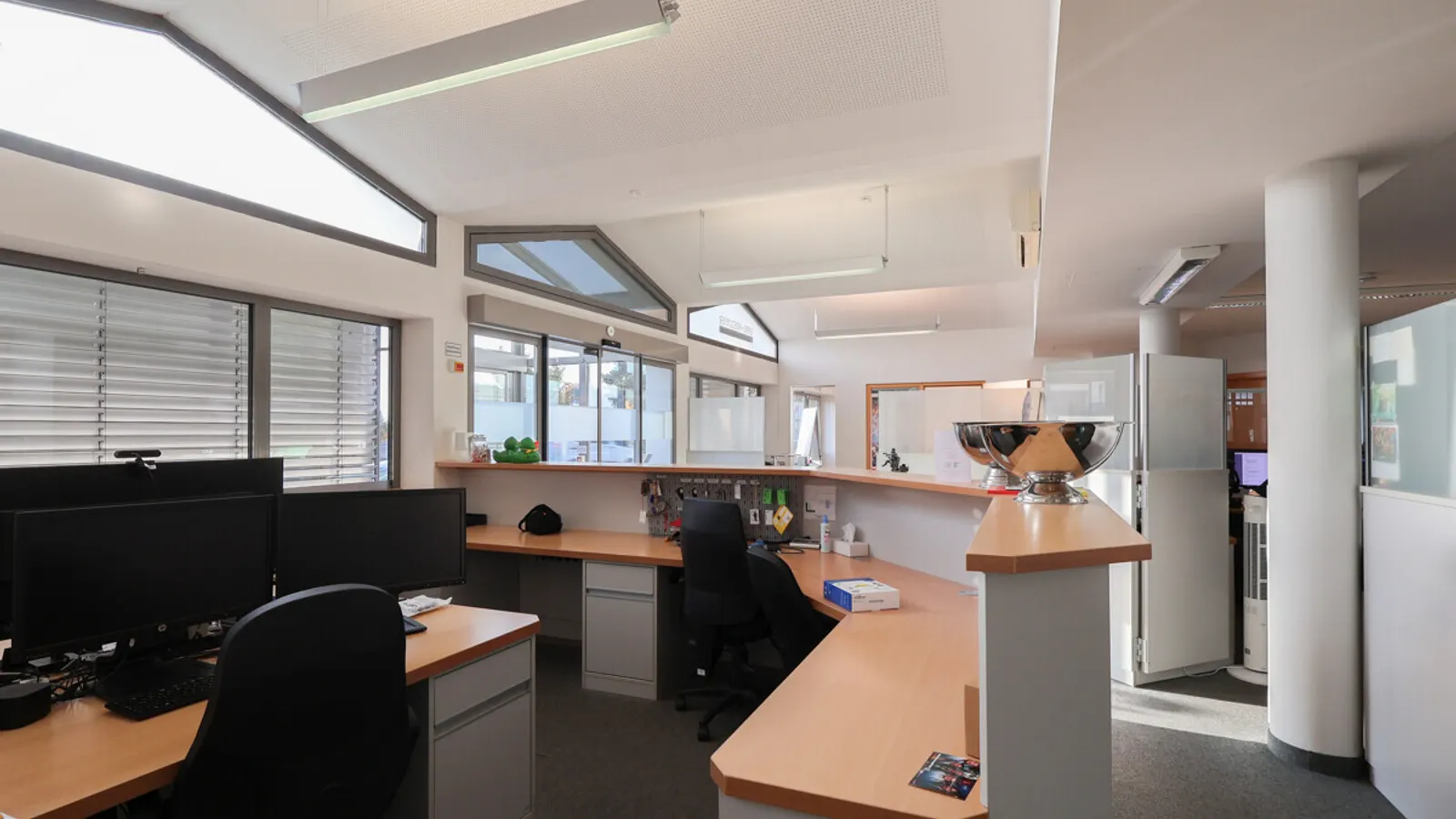 Gepflegtes, komplettes Bürogebäude mit hervorragender Anbindung - Bild 4