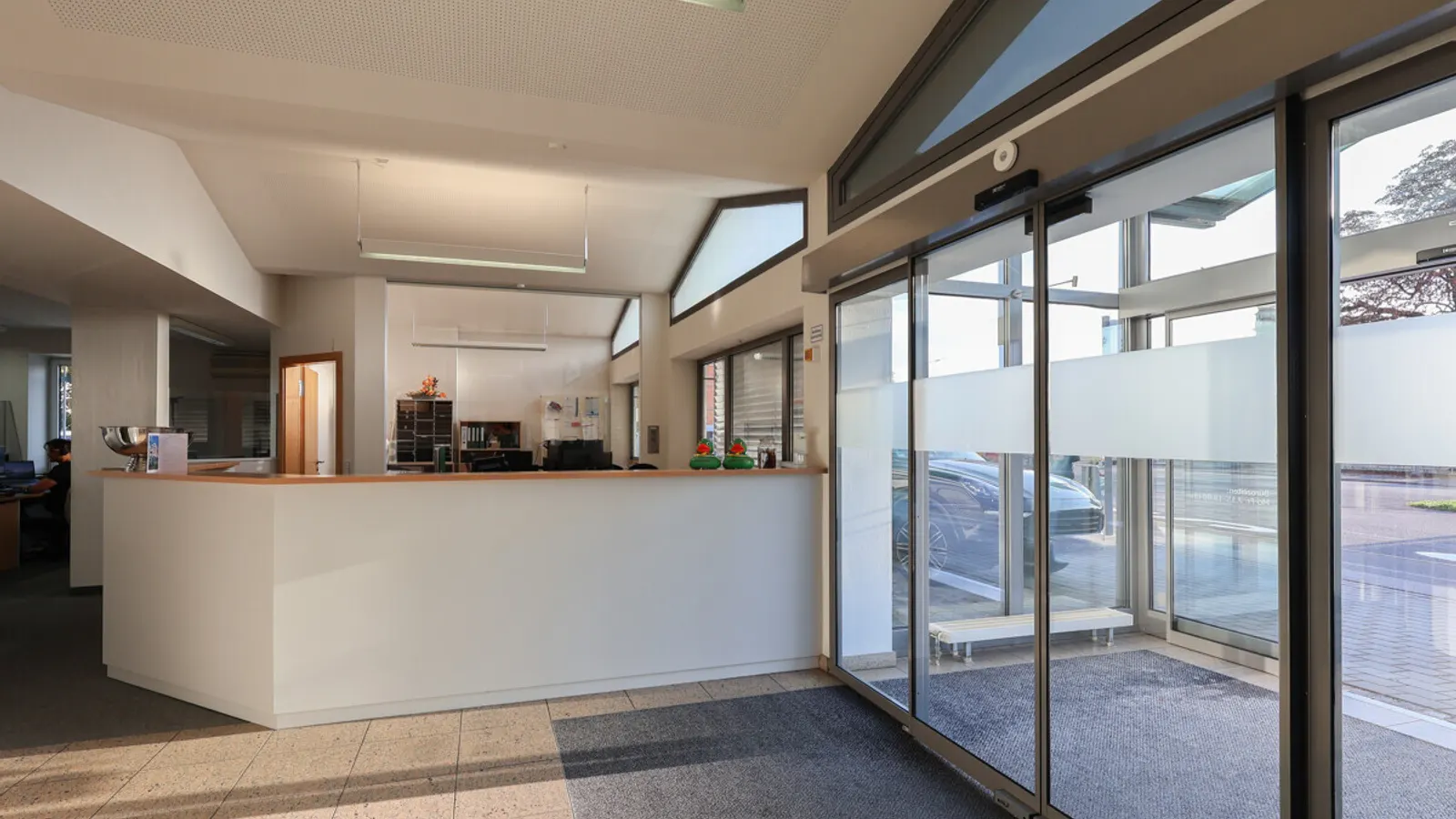 Gepflegte Büro-/Ladenfläche mit guter Sichtbarkeit und Parkmöglichkeiten - Bild 3