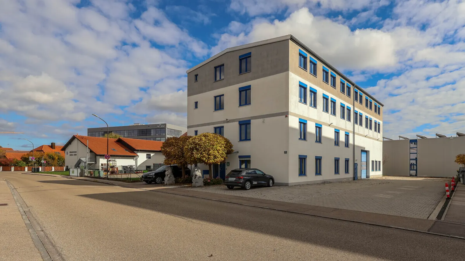 Gepflegtes Geschäftshaus mit Halle in Gaimersheim - Bild 1