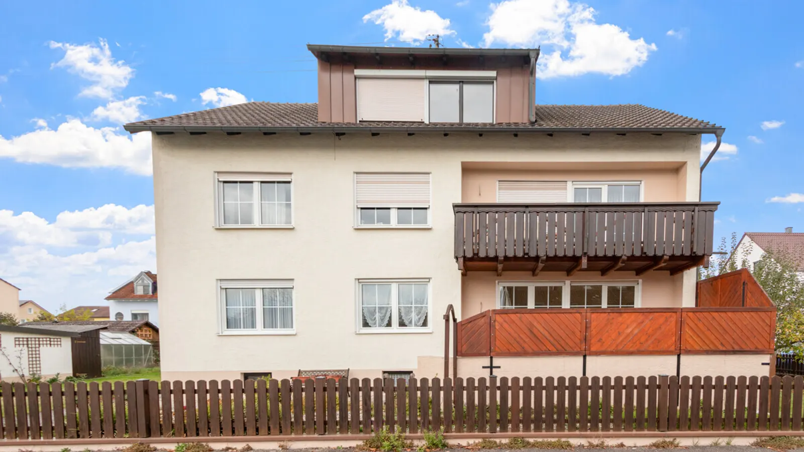 Gepflegtes Dreifamilienhaus in ruhiger Wohnlage von Oberstimm! - Bild 2