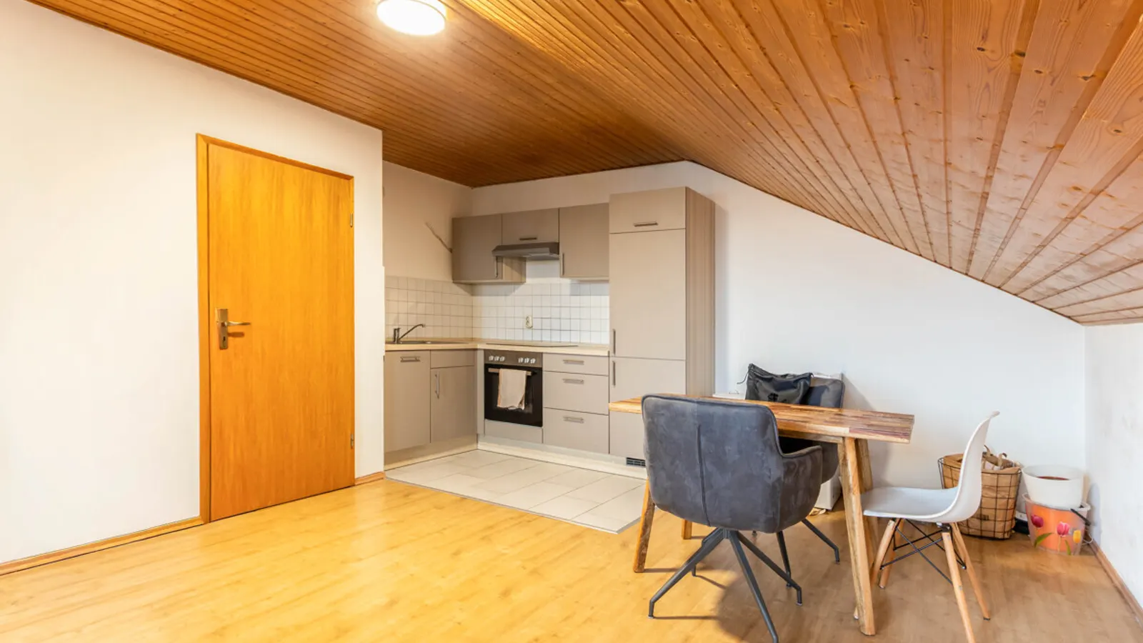 Charmante 2-Zimmer-Wohnung mit Balkon in Ingolstadt-West - Bild 2